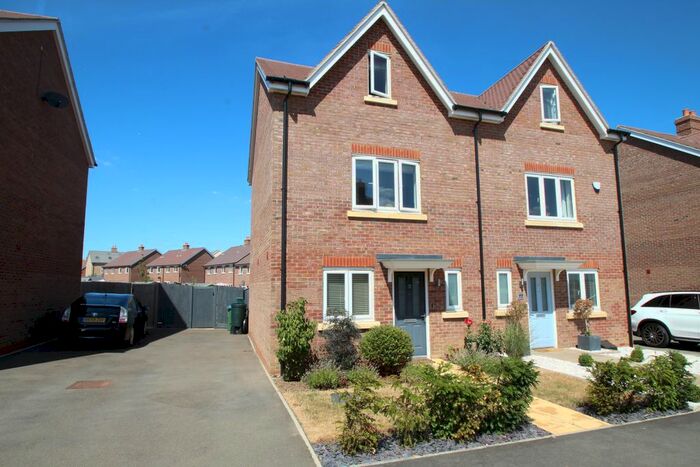 3 Bedroom Property To Rent In Monarch Street, Aylesbury, HP18