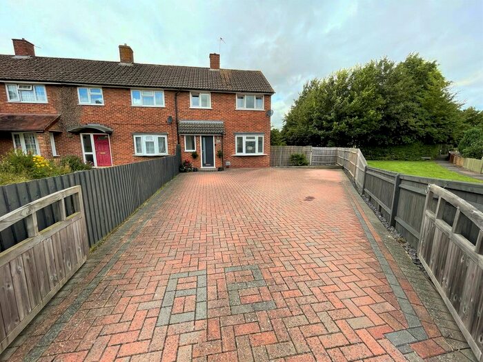 Houses for sale & to rent in RG22 6SE, Colyer Close, Buckskin Basingstoke