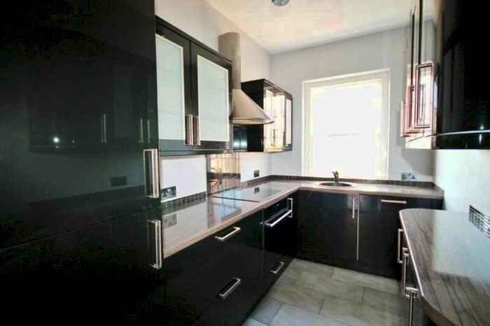 2 Bedroom Flat To Rent In Guildford Street, Chertsey, Surrey, KT16
