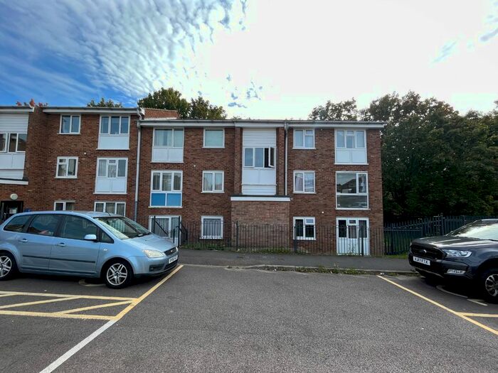 2 Bedroom Flat To Rent In Aragon Close, Hemel Hempstead, Hertfordshire, HP2