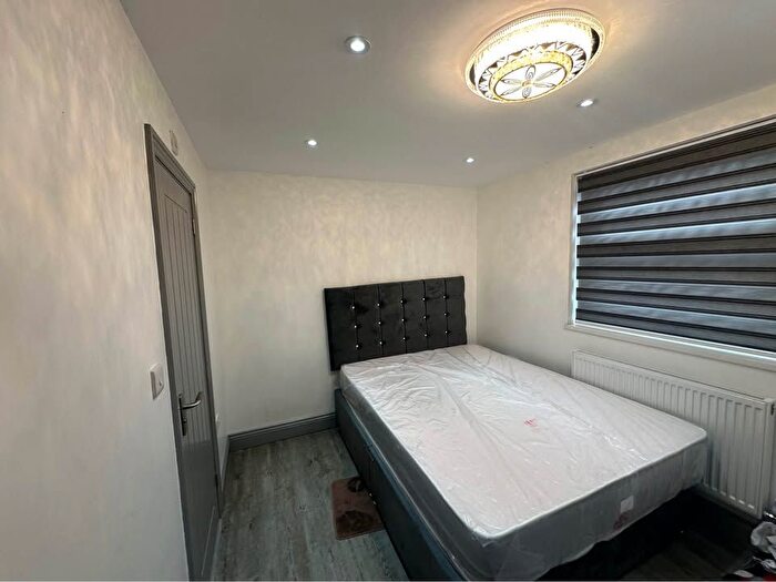 3 Bedroom Flat To Rent In King Street, Southall, UB2