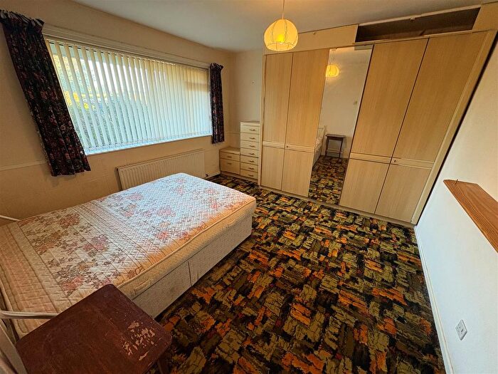 2 Bedroom Semi-Detached Bungalow For Sale In New Park Road, Queensbury, Bradford, BD13
