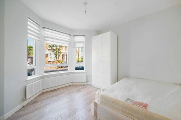 3 Bedroom Flat To Rent In Dagmar Gardens, Kensal Rise, London, NW10