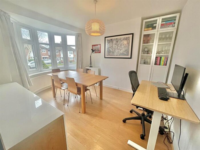 3 Bedroom Semi-Detached House For Sale In Wroxham Gardens, Potters Bar, EN6