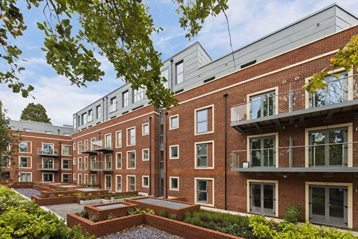1 Bedroom Flat For Sale In Queens Road, Weybridge, KT13