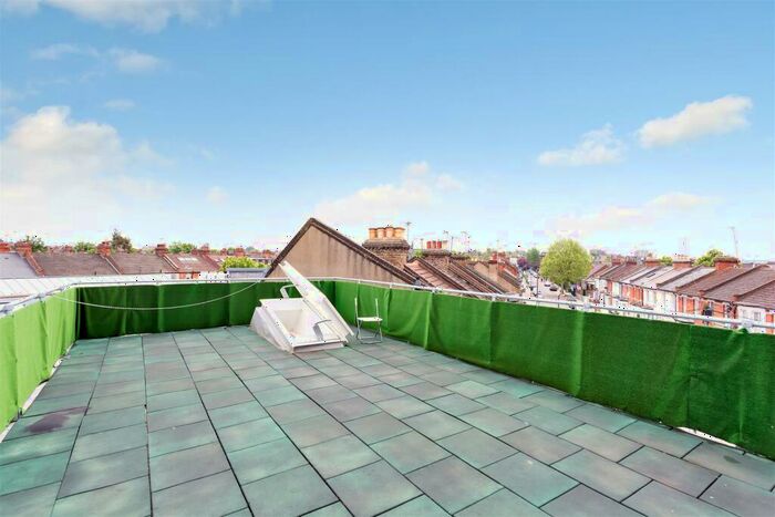 4 Bedroom Apartment To Rent In Villiers Road, Willesden Green, NW2