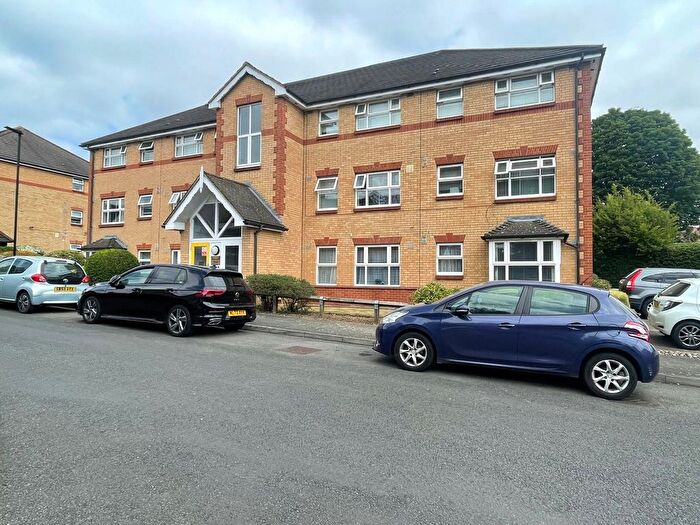 2 Bedroom Flat To Rent In Taylor Close, Hounslow, Greater London, TW3