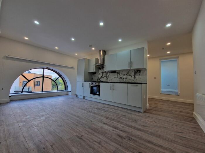 2 Bedroom Flat To Rent In Whyteleafe Hill, London, CR3