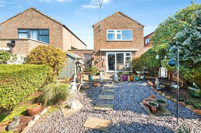 3 Bedroom Link Detached House For Sale In Ryeland, Stony Stratford, Milton Keynes, Buckinghamshire, MK11