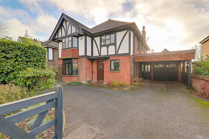 4 Bedroom Detached House For Sale In Charmandean Road, Broadwater, Worthing, BN14