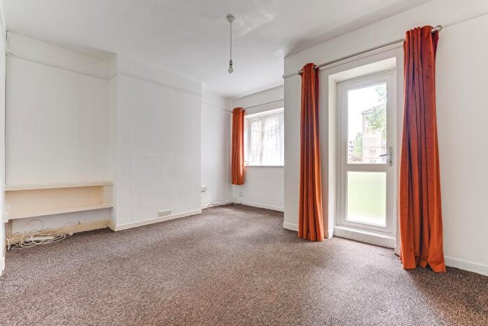 2 Bedroom Flat To Rent In Woolridge Way, Hackney, E9