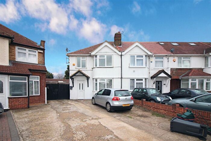 3 Bedroom End Terrace House For Sale In Ash Grove, Heston, TW5