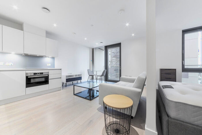 Apartment To Rent In City North Place, London, N4