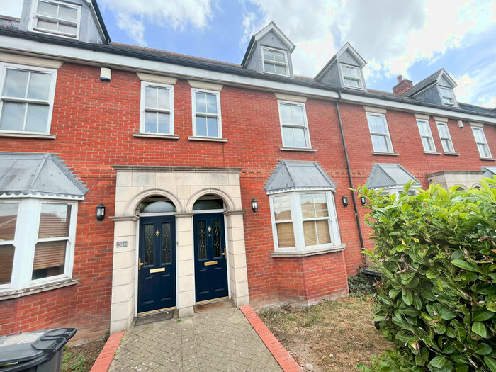 4 Bedroom Town House To Rent In Spa Road, Hockley, SS5