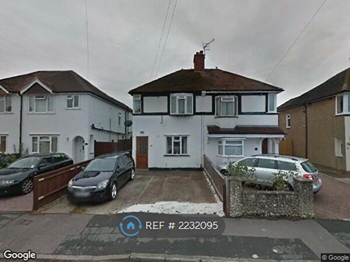 2 Bedroom Flat To Rent In Hanworth Road, Redhill, RH1