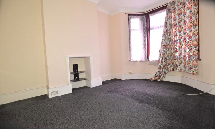 1 Bedroom Flat For Sale In Gladstone Avenue, London, E12