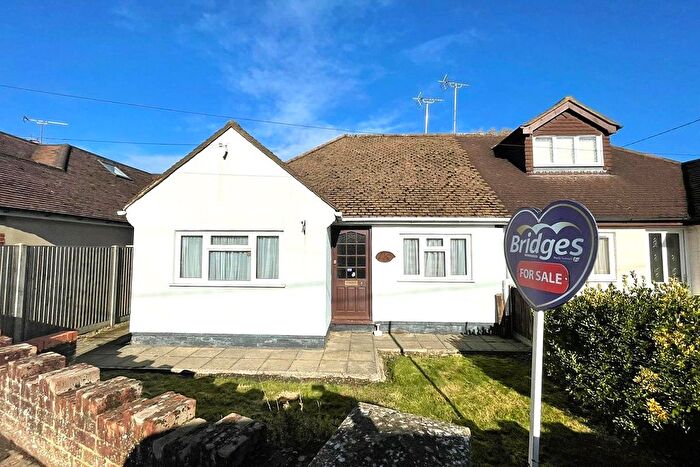 3 Bedroom Bungalow For Sale In Kings Avenue, Tongham, Surrey, GU10