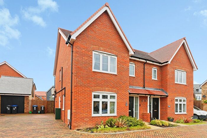 3 Bedroom Semi-Detached House For Sale In Butterfield Way, Ash, Canterbury, CT3