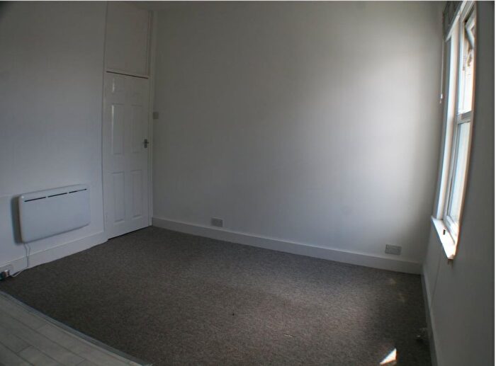 1 Bedroom Flat To Rent In Station Road, Westcliff-On-Sea, SS0