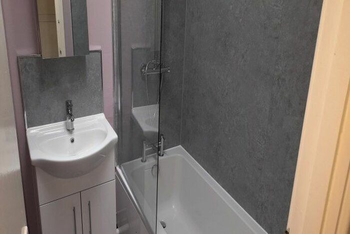 2 Bedroom Flat To Rent In High Street, Uttoxeter, ST14