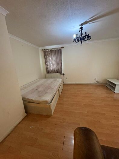 2 Bedroom Flat To Rent In Deacons Close, Pinner, HA5