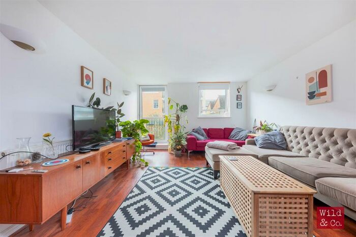 3 Bedroom Apartment To Rent In Hacon Square, Hackney, E8