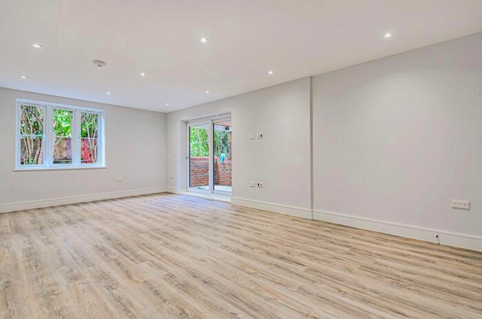 1 Bedroom Flat To Rent In Foxley Lane, Purley, CR8