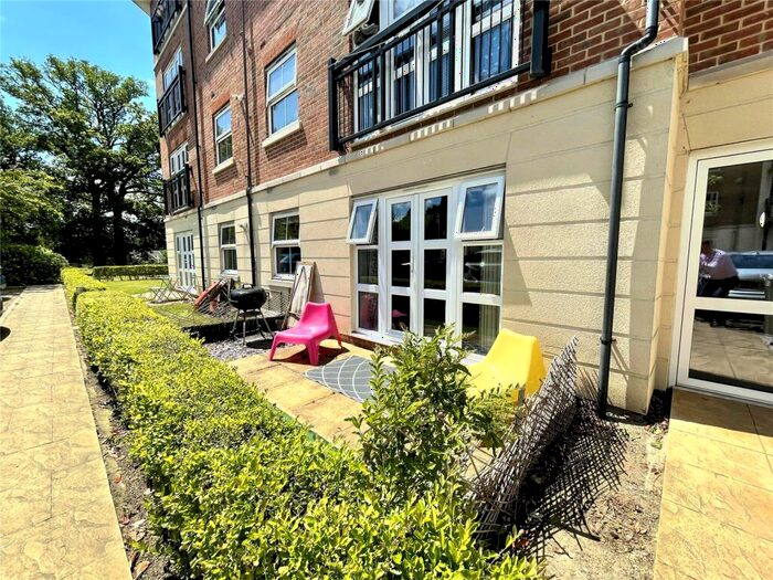 2 Bedroom Flat For Sale In Honington Mews, Farnborough, Hampshire, GU14