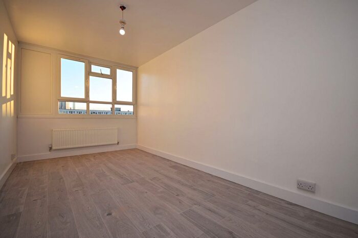 2 Bedroom Flat To Rent In Beckley House, Tower Hamlets, E3