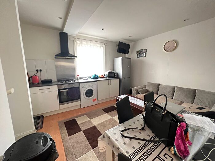 2 Bedroom Flat To Rent In Victoria Park Road, London, E9