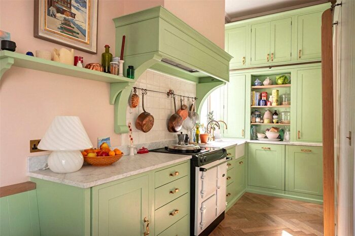 2 Bedroom Flat To Rent In Blenheim Crescent, Notting Hill, London, W11