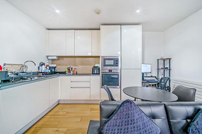 1 Bedroom Flat For Sale In Halyards Court, Brentford, TW8