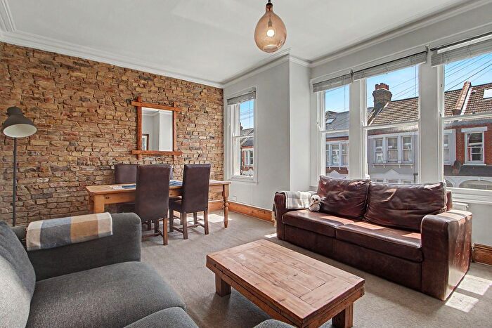 2 Bedroom Flat For Sale In Hazelbourne Road, London, SW12