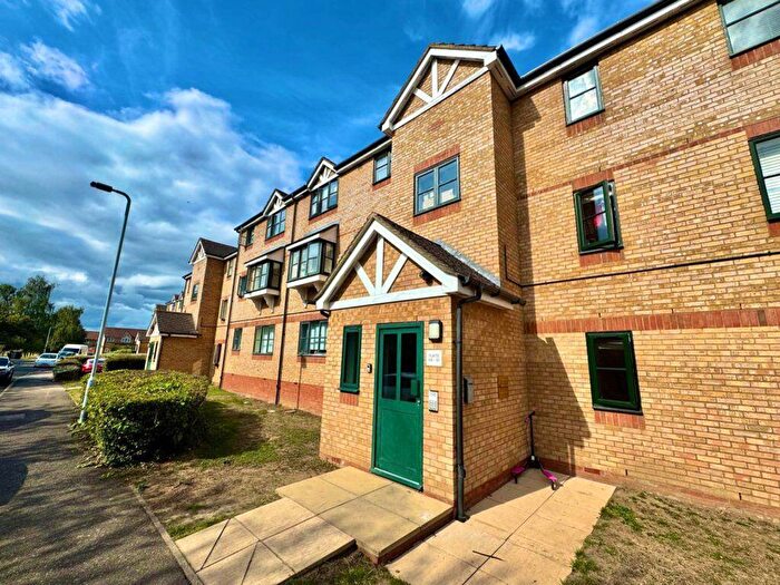 2 Bedroom Flat To Rent In Lovegrove Drive, SL2