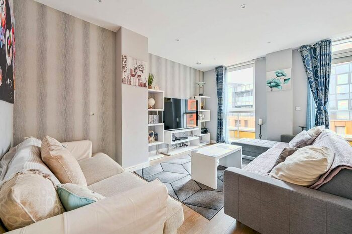 3 Bedroom Flat To Rent In Cable Walk, Greenwich, London, SE10