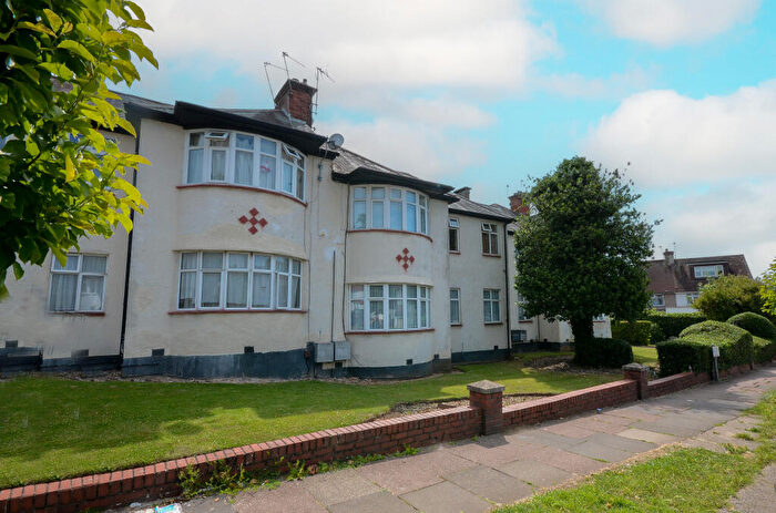 3 Bedroom Flat For Sale In Green Lane, Edgware, HA8