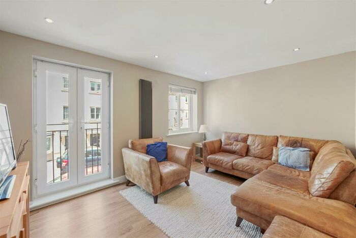 4 Bedroom Town House To Rent In The Square, Loughton, IG10