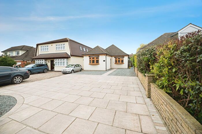 3 Bedroom Detached Bungalow For Sale In Wingletye Lane, Hornchurch, RM11
