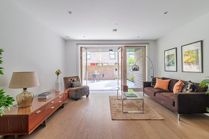 3 Bedroom Apartment To Rent In Victory Place, Elephant & Castle, SE17