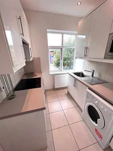 3 Bedroom Flat To Rent In Grosvenor Lodge, High Road, Whetstone, N20