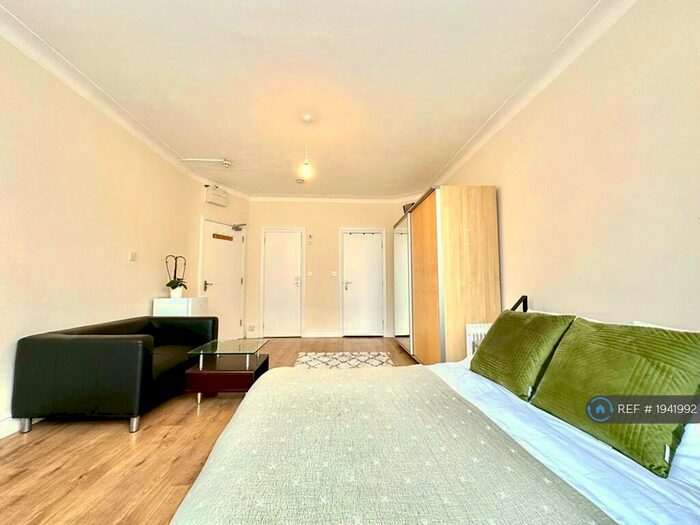 Studio To Rent In Clifton Gardens, London, NW11