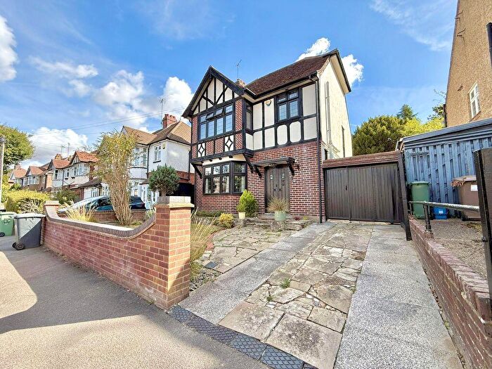 3 Bedroom Detached House For Sale In Elmwood Crescent, Luton, LU2