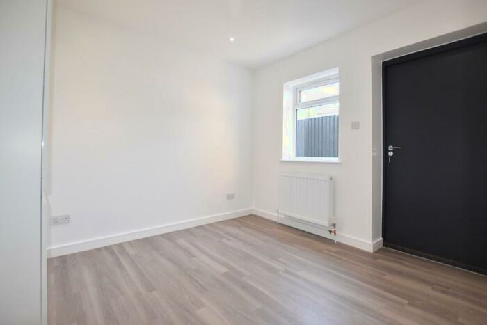 1 Bedroom Flat To Rent In Coombe Road, Kingston Upon Thames, KT2