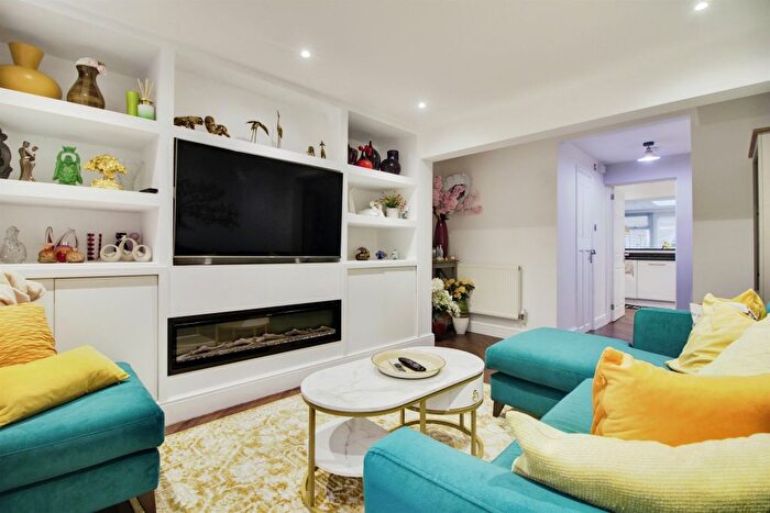 2 Bedroom Terraced House For Sale In North Road, Hoddesdon, EN11