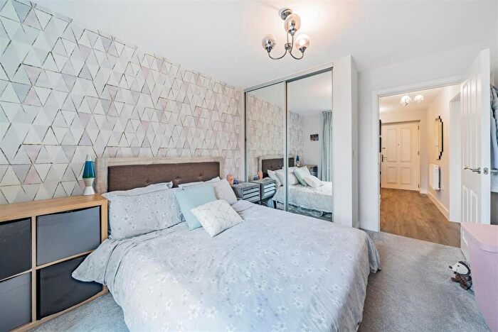1 Bedroom Flat For Sale In Aspect Place, Mole Road, Hersham, KT12