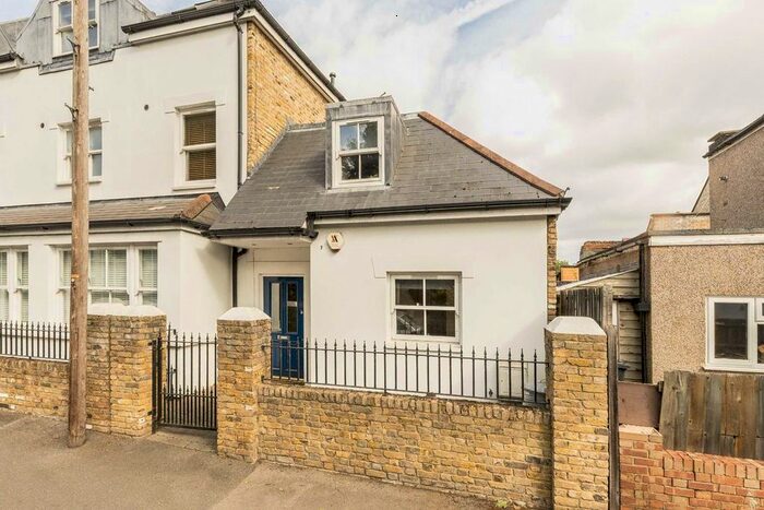 2 Bedroom Flat To Rent In Reynolds Road, London, W4