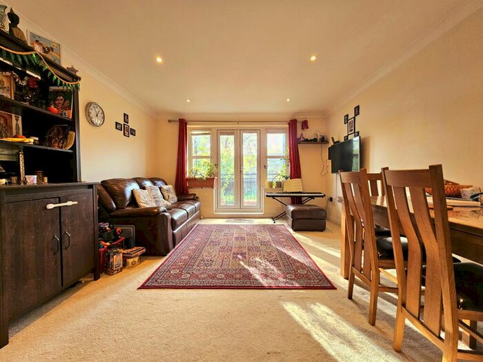 2 Bedroom Flat To Rent In Beckenham Grove, Bromley, BR2