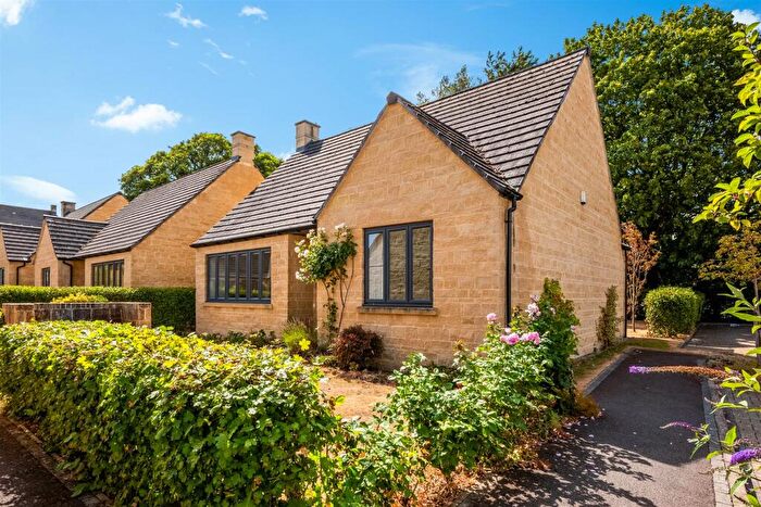 2 Bedroom Detached House For Sale In Pentelow Gardens, Chipping Norton, OX7