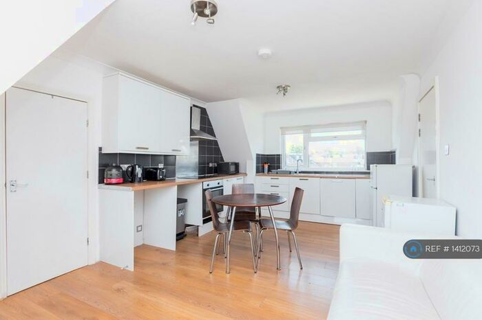 2 Bedroom Terraced House To Rent In Beaconsfield Road, London, N11