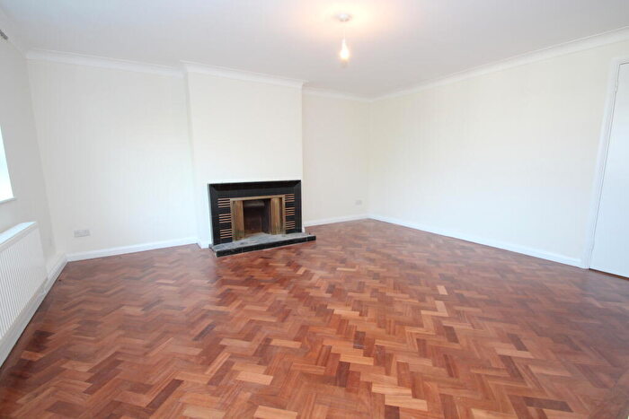 2 Bedroom Flat To Rent In Addiscombe Road, Croydon, CR0